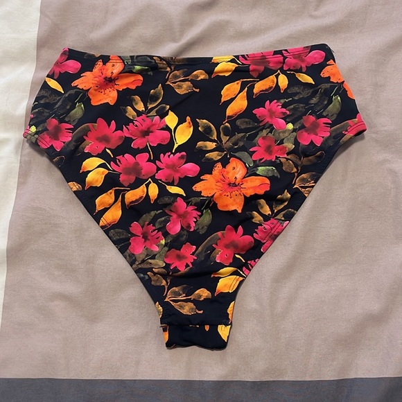 UNUSED High Waisted Swimsuits Bottoms - Picture 2 of 3